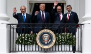 Le Premier ministre israélien, Benyamin Nétanyahou, le président américain, Donald Trump, les ministres des affaires étrangères de Bahreïn et des Emirats arabes unis, Abdullatif Al-Zayani et Abdullah Ben Zayed Al-Nahyane. (© picture-alliance/dpa)