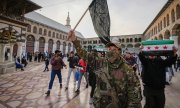 Ein maskierter Oppositionskämpfer mit HTS-Miliz in der Altstadt von Damaskus.(© picture-alliance/dpa)